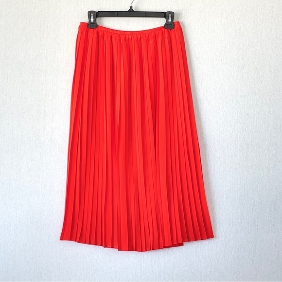 CLUB Monaco Pleated Skirt - Picture 2 of 5